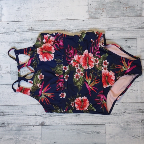 Kona Sol Cross-Back Keyhole Strap One-Piece Swimsuit - Picture 4 of 9